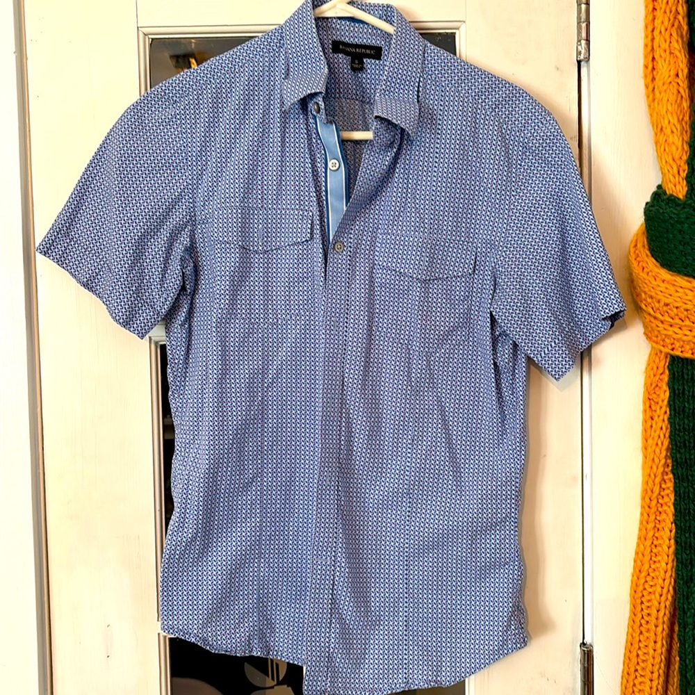 Banana Republic small fitted dress shirt beautiful buttons nice finish work.